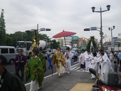 麹町大通りを進む鼻高面