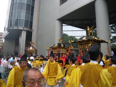 主婦会館 駐輦された鳳輦、宮神輿