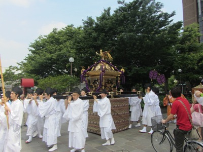 主婦会館から麹町大通りに出る宮神輿