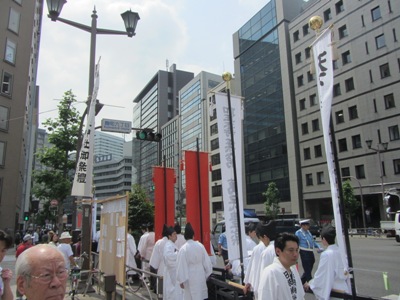 麹町大通り 麹町六丁目交差点 錦旗、大幟