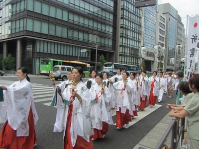 麹町大通り 鉄道弘済会館前交差点 巫女