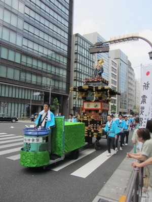 麹町大通り 鉄道弘済会館前交差点 美少年山車