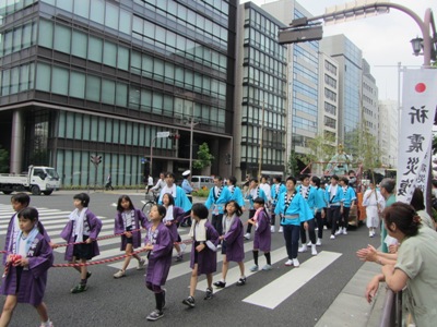 麹町大通り 鉄道弘済会館前交差点 地区の小学生が引く御幣を担ぐ猿山車