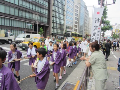 麹町大通り 鉄道弘済会館前交差点 地区の小学生が引く東郷元帥山車