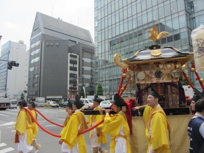 麹町大通り 麹町四丁目交差点で左折、日テレ通り(善国寺坂)へ