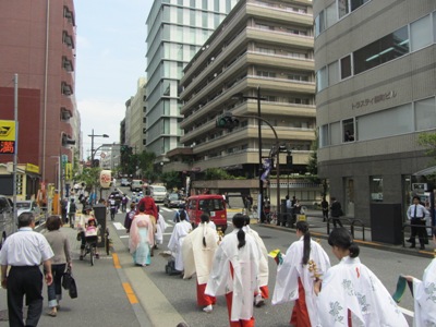 日テレ通り(善国寺坂) 巫女