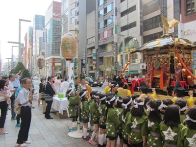 中央通り　銀座五丁目　ユニクロ前　　一之宮鳳輦