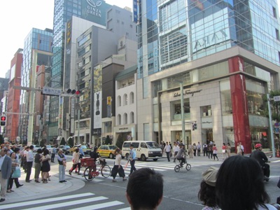 中央通り　銀座六丁目交差点　フェラガモ銀座本店