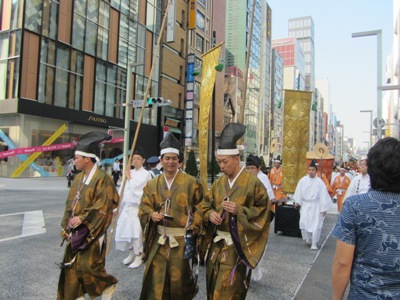 中央通り　銀座七丁目交差点　楽人、錦旗、菅翳、菅蓋