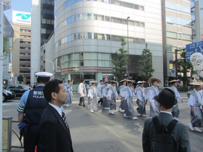 中央通り　銀座八丁目交差点　東京高速道路の高架を出てすぐ右折