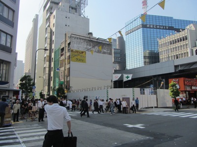 東京高速道路の高架沿いに進む