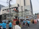 山王坂下交差点での還御風景　諫鼓鳥