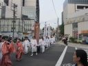 山王坂下交差点での還御風景　神幸祭旗
