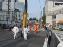 山王坂下交差点での還御風景　錦旗、菅翳、菅蓋