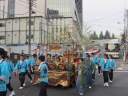 山王坂下交差点での還御風景　御幣を担ぐ猿山車