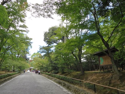金閣寺(鹿苑寺) 参道を西進