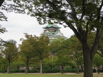 大阪城公園 西の丸庭園 冠木門の入口から見た天守閣
