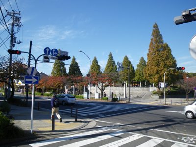 本牧和田交差点で本牧通りを渡る