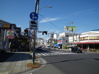 本牧通り 山手警察署前交差点で右折