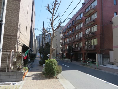 番町学園通りを東進 マンションが並ぶ