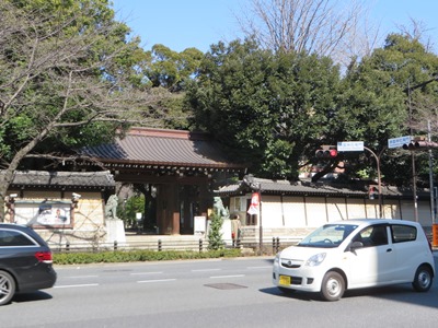 大妻通り 靖国神社南門交差点で靖国通りを渡り、靖国神社へ