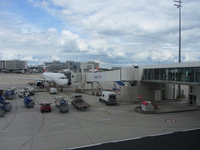 パリ空港 着陸後到着ゲートへ