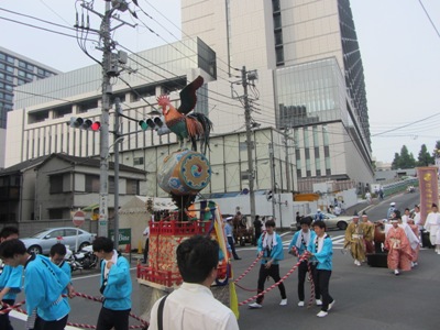 山王坂下交差点での還御風景 諫鼓鳥