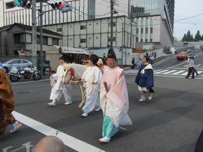 山王坂下交差点での還御風景 神馬