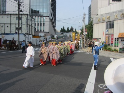 山王坂下交差点での還御風景 舞姫、童女