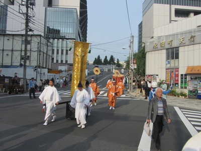 山王坂下交差点での還御風景 錦旗、菅翳、菅蓋