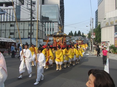 山王坂下交差点での還御風景 一之宮鳳輦