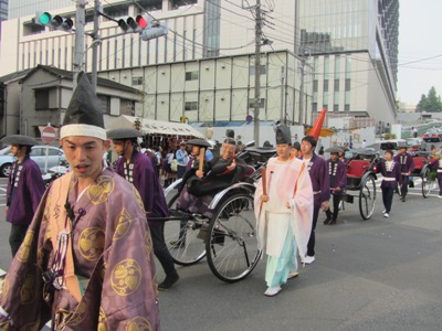 山王坂下交差点での還御風景 人力車に乗る宮司