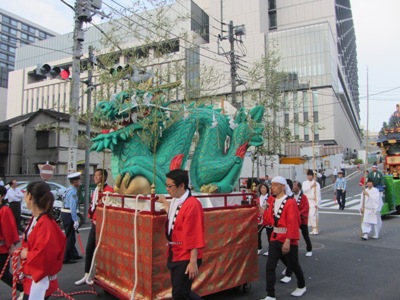 山王坂下交差点での還御風景 干支山車(青龍)