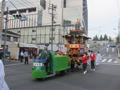 山王坂下交差点での還御風景 美少年山車