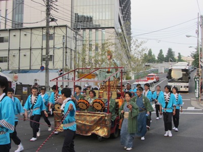 山王坂下交差点での還御風景 御幣を担ぐ猿山車