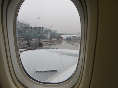 搭乗機から見た羽田空港 国際線ターミナル風景