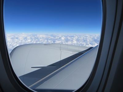 雲海の上を飛ぶ搭乗機