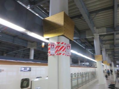 北陸新幹線 金沢駅 金色の柱飾り