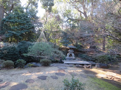駒場公園 旧前田侯爵邸(和館) 1階 続き間(御次之間)から見た池泉回遊庭園