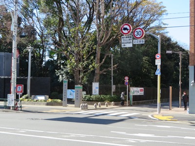 清澄通りを南下 右折すると奥に清澄庭園入口がある