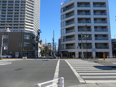 深川資料館通り(花みずき商店街)を右折、三ツ目通りへ
