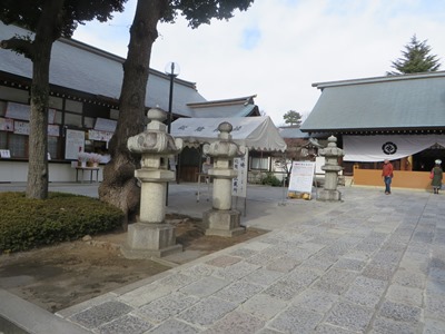 松陰神社 社殿前 奉献 石燈籠