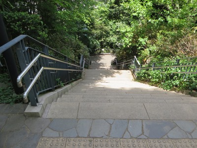 港の見える丘公園 フランス山地区 庭園広場からバルタール・パビリオン(広場)へ