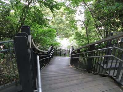 港の見える丘公園 フランス山地区 庭園広場からバルタール・パビリオン(広場)へ