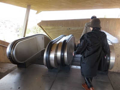 古都トレド 6層のエスカレーターで駐車場へ