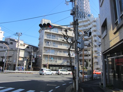 言問通り 向島三丁目交差点で右に曲がる