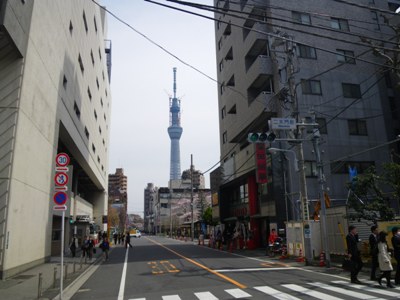 二天門前交差点で馬道通りを渡り、台東区民会館横を進む