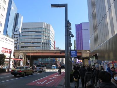 春日通り 台東四丁目交差点で昭和通りを渡る