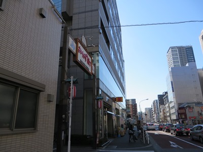 清洲橋通り 鳥越一丁目交差点手前で左折、おかず横丁へ