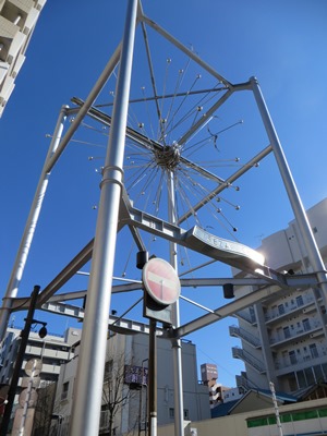 イセザキモールを北上 伊勢佐木町6丁目交差点のモニュメント